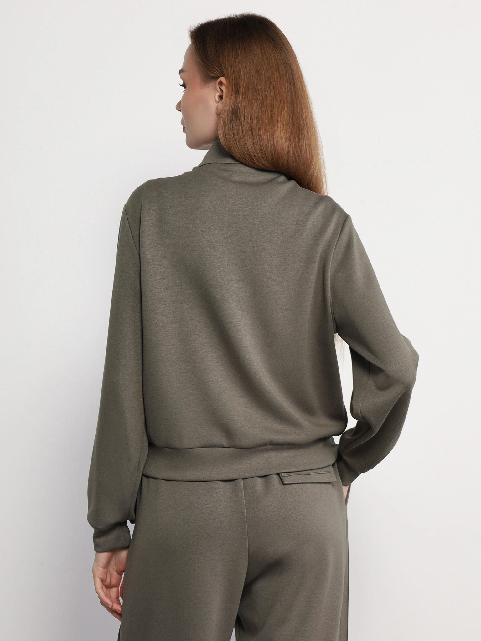 Куртка трикотажная цвета хаки с накладными карманами